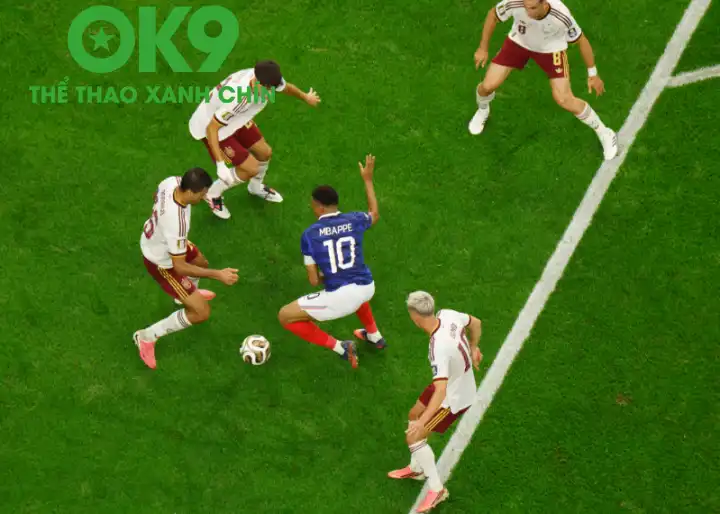 Mbappe bị 'mê hồn trận' của người Tây Ban Nha vây khốn Mbappe bị 'mê hồn trận' của người Tây Ban Nha vây khốn